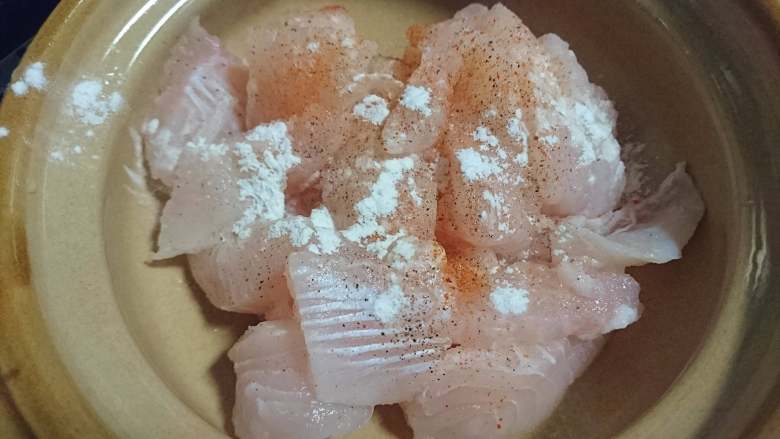无骨简易香辣鱼片,少量生粉,黑胡椒,盐