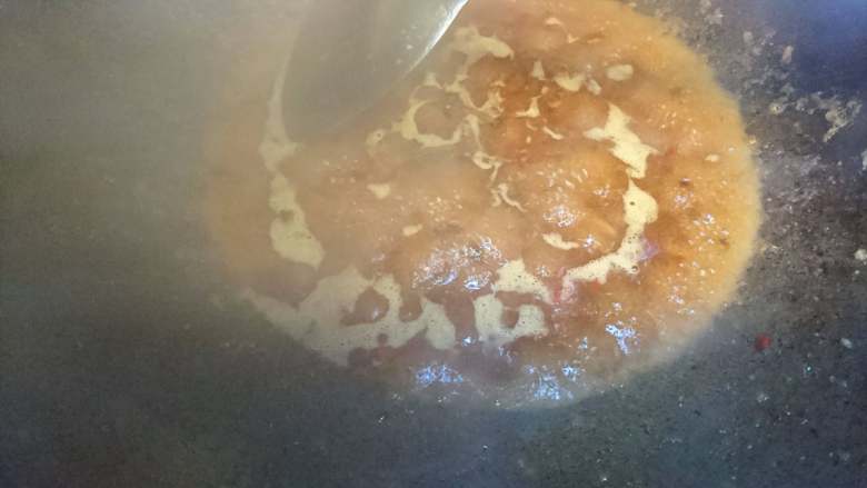 无骨简易香辣鱼片,加入一半小米辣,蒜泥,生抽调味
半碗水(5寸大饭碗)