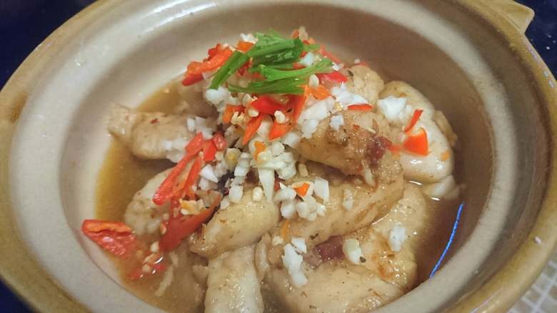 无骨简易香辣鱼片,盛盘,撒上另一半配料
