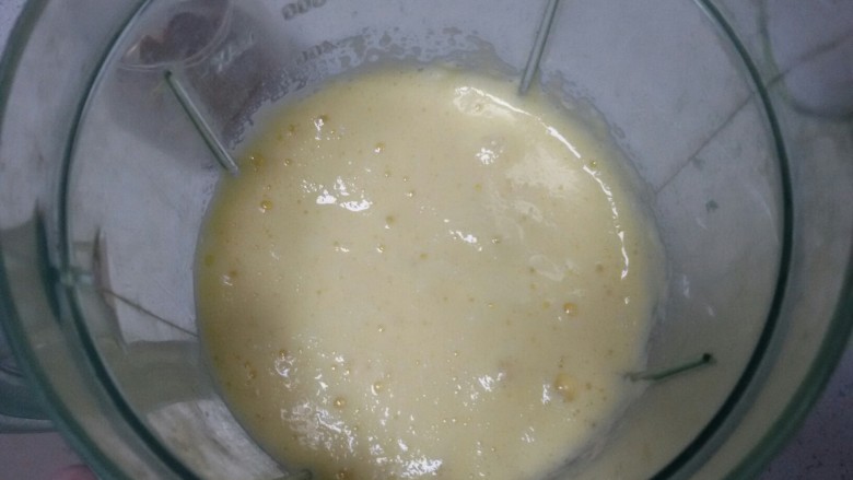 山药蔓越梅鸡蛋糕,打开开关,将山药打至顺滑成糊糊。