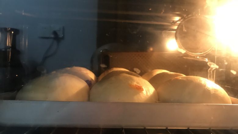 开胃小餐包,送进提前预热好的烤箱中层上火185度下火200度25分钟,上色后立即加盖锡纸