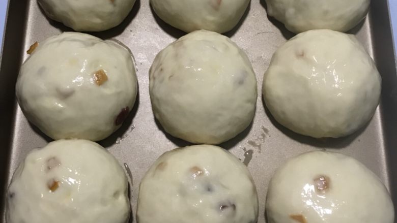 开胃小餐包,送进发酵箱温度在34度湿度保持在80%左右,发酵1.5 倍大