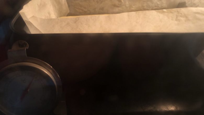 奶油比滋可巧蛋糕,烤箱预热180度,烤约35分钟