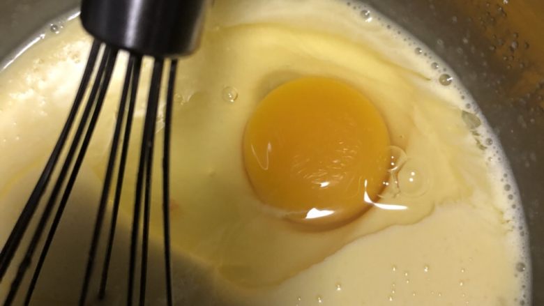 奶油比滋可巧蛋糕,再打另一个鸡蛋