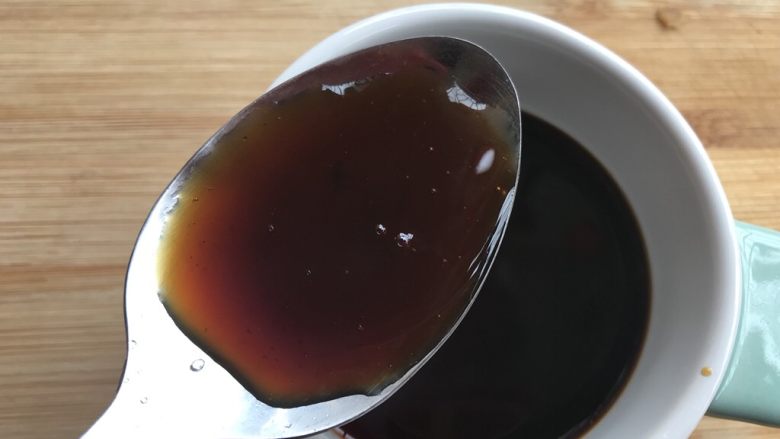 韭菜炒蚬肉,<a style='color:red;display:inline-block;' href='/shicai/ 721'>蚝油</a>1勺,混合调匀备用。