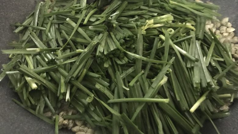 韭菜炒蚬肉,加入韭菜,翻炒几下。