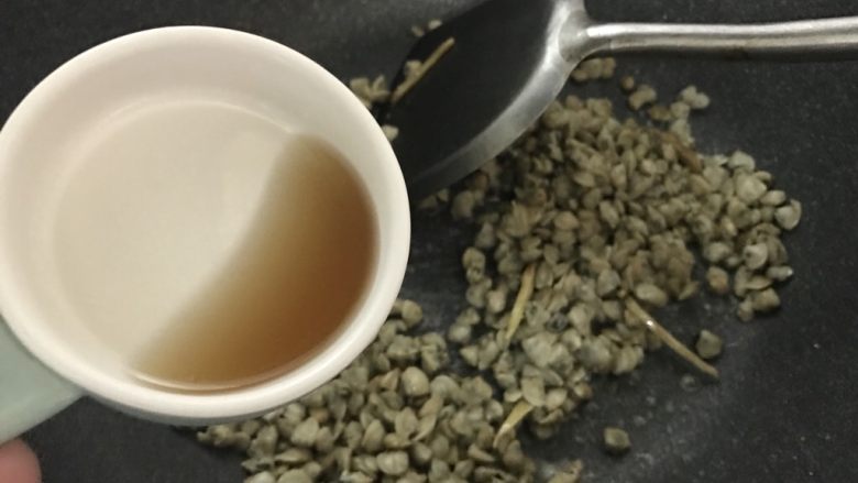 韭菜炒蚬肉,倒入料酒,继续翻炒。