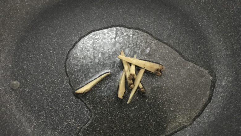 韭菜炒蚬肉,大火,油锅,放入姜丝。