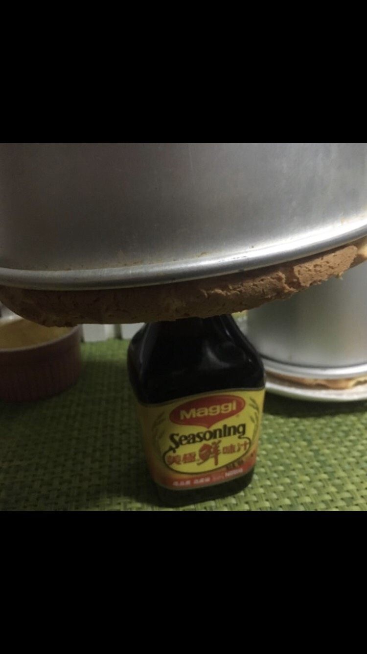 乳清戚风蛋糕,出炉震一下模具,马上倒扣冷却即可