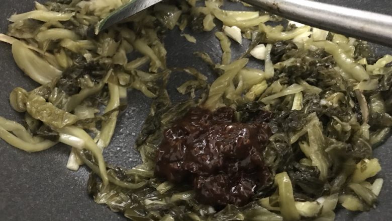 酸菜鱼(家庭微辣版),倒入酱料。