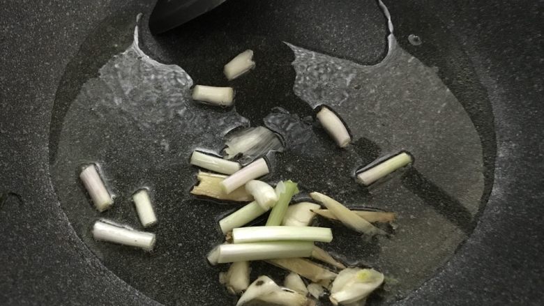 酸菜鱼(家庭微辣版),大火,油锅,油比平时炒菜要多些。放入姜葱蒜炒香。