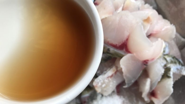 酸菜鱼(家庭微辣版),加入料酒。