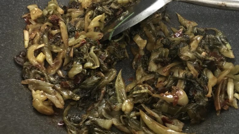 酸菜鱼(家庭微辣版),炒香后加入开水烧开。