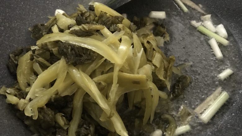 酸菜鱼(家庭微辣版),倒入酸菜翻炒香。