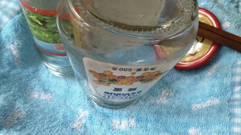 草莓酱,将玻璃瓶放入锅中大火烧开5至10分钟,盖子也要进行消毒倒扣放凉备用。