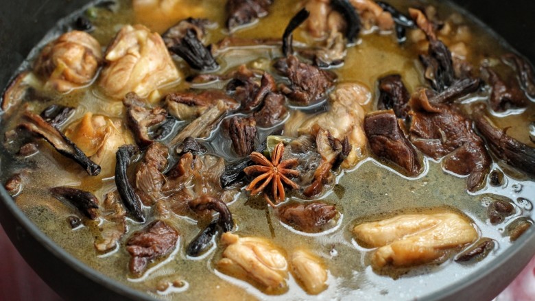 东北榛蘑炖鸡腿,添清水没过锅中食材,投入<a style='color:red;display:inline-block;' href='/shicai/ 695'>八角</a>,大火烧开后改中小火炖煮约半个小时