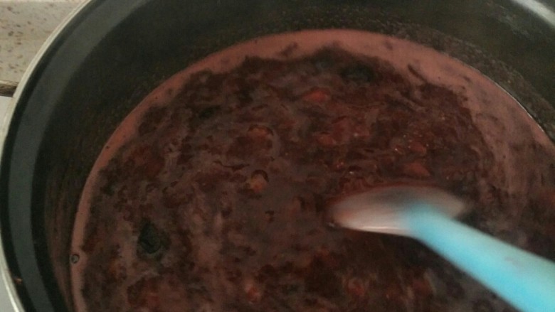 草莓酱,果酱煮到粘稠是一个艰苦的过程,大概40分钟。