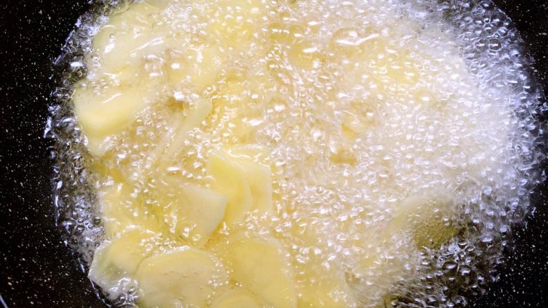 干锅土豆片,放入土豆片,开大火炸至俩面焦黄