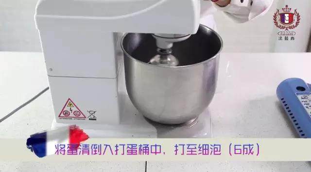 酸甜酥脆的网红雪花酥来啦,2、第一步115摄氏度时打发<a style='color:red;display:inline-block;' href='/shicai/ 17'>蛋清</a>（将<a style='color:red;display:inline-block;' href='/shicai/ 17'>蛋清</a>打发至6成）缓缓倒入糖浆搅拌；