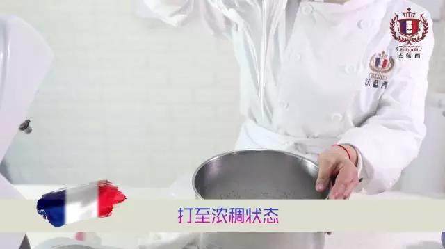 酸甜酥脆的网红雪花酥来啦,3、桶壁微热加入液态吉利丁片(缓缓倒入),加入一点君度酒(减轻甜腻)打发至6-7成可提起。