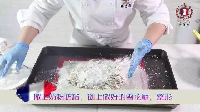 酸甜酥脆的网红雪花酥来啦,3、在烤盘上放入硅胶垫或者不粘油纸,撒上奶粉,倒上做好的雪花酥铺平,撒上奶粉整形,盖上油纸,放凉切块;