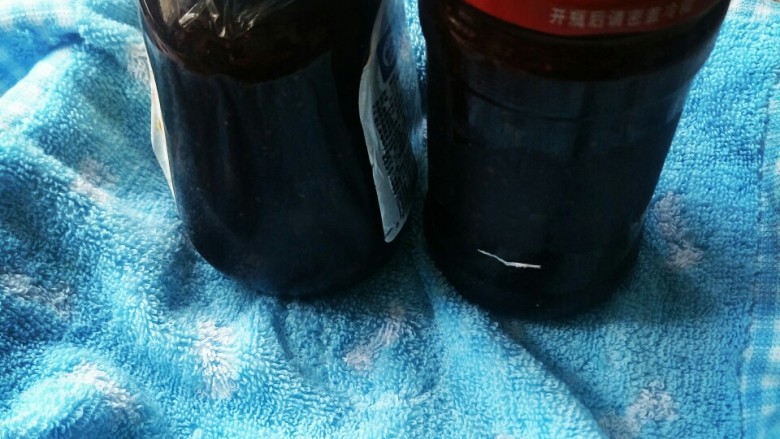 草莓酱,稍微冷一下可以装入瓶盖上盖子,放在室温2个小时,摸瓶子不烫手了放入冰箱冷藏可以保存1年。想果酱开封可保存久一点,每次取果酱时保证勺子无水无油再放在碗里,取完盖上盖子放入冰箱。