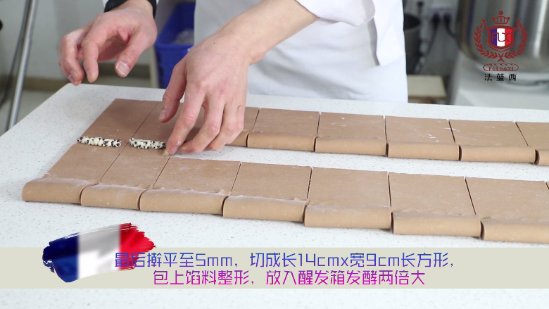 脏脏包:就喜欢看你对我的脏一脸嫌弃,却又爱不释手的样子~,5、取出冷冻的面团压平再折4折,再放入冰箱冷冻稍硬;(没有机器的话,可以手开酥,但是在之前的面筋要打足点,这样手擀的时候不会回缩。)
6、 取出冷藏好的面团压平至5mm,切成9*14cm的长条,包上馅料整形;(馅料:卡仕达酱、巧克力豆拌匀;)