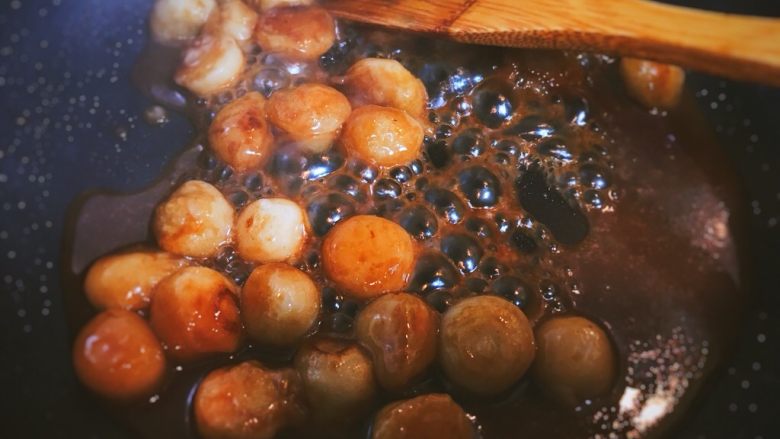 甜而不腻的红糖油汤圆,汤汁慢慢浓稠时会都挂在汤圆上,这时候就可以出锅了