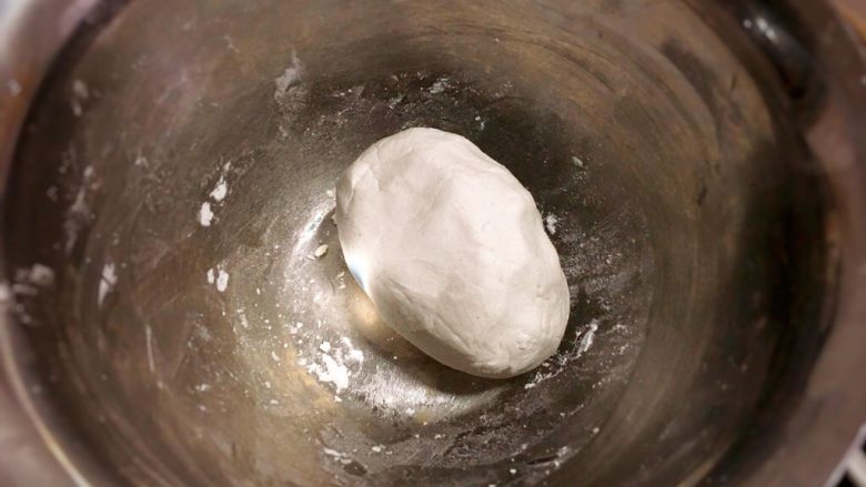 甜而不腻的红糖油汤圆,糯米粉和开水揉成面团,这个不用特别光滑,保证待会儿能搓成圆子就行