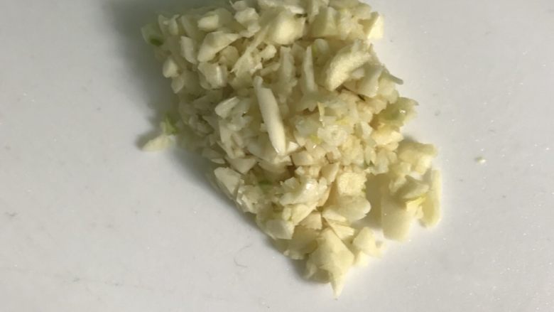 锡纸金针菇,煎金针菇的空档,准备好蒜末
