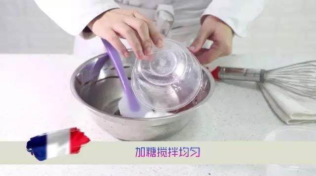熔岩巧克力蛋糕,10分钟在家轻松DIY !,2、 加<a style='color:red;display:inline-block;' href='/shicai/ 10588'>糖</a>搅拌均匀;