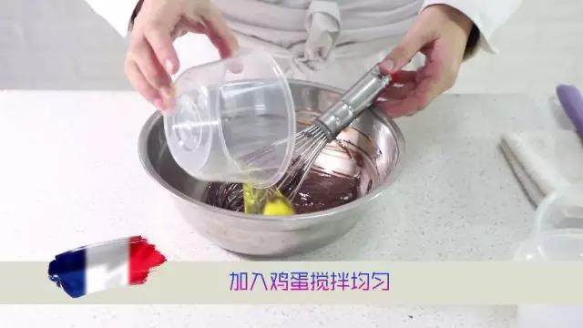 熔岩巧克力蛋糕,10分钟在家轻松DIY !,3、 加入一个全蛋搅拌均匀;