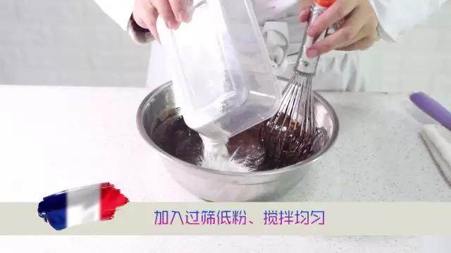 熔岩巧克力蛋糕,10分钟在家轻松DIY !,4、 加入过筛低粉,搅拌均匀;