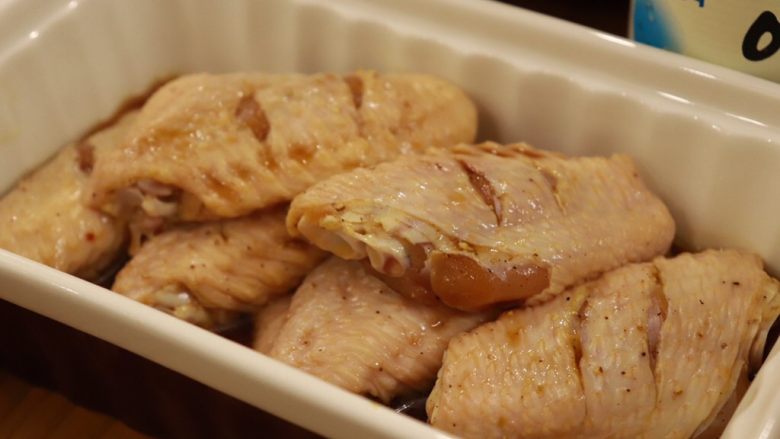 在家吃韩国烤肉,鸡翅划几刀,简单码味就可以啦,中翅嘛,随便怎样都好吃