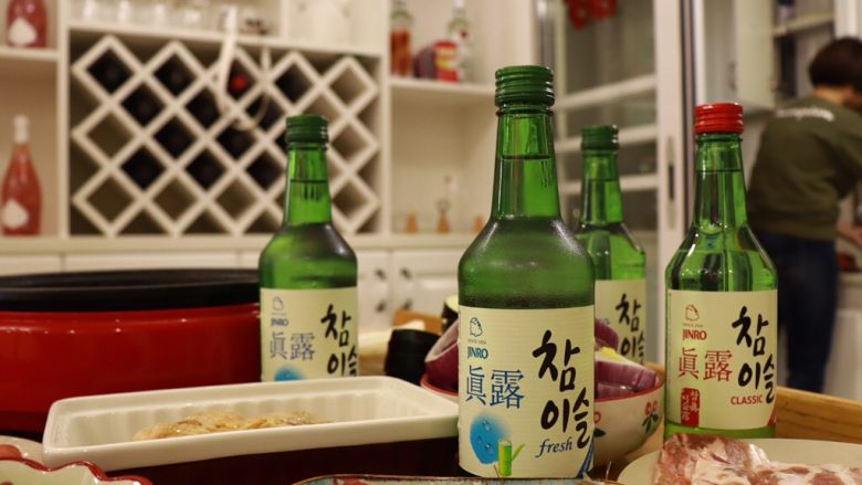 在家吃韩国烤肉,韩国烤肉配韩国清酒,没毛病。清酒喝起来没有什么味道,看似毫无杀伤力的清酒后劲却很足,一不小心就喝多了。
