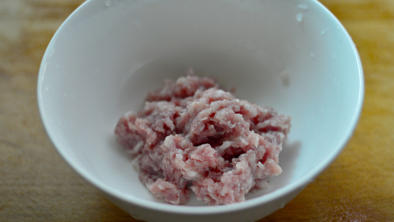 香煎萝卜骨,<a style='color:red;display:inline-block;' href='/shicai/ 414'>猪肉</a>选三肥七瘦的,吃起来口感更好,剁成肉泥待用