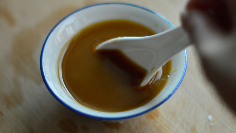 香煎萝卜骨,用酱油、<a style='color:red;display:inline-block;' href='/shicai/ 721'>蚝油</a>、淀粉加50毫升水,搅拌成酱汁待用