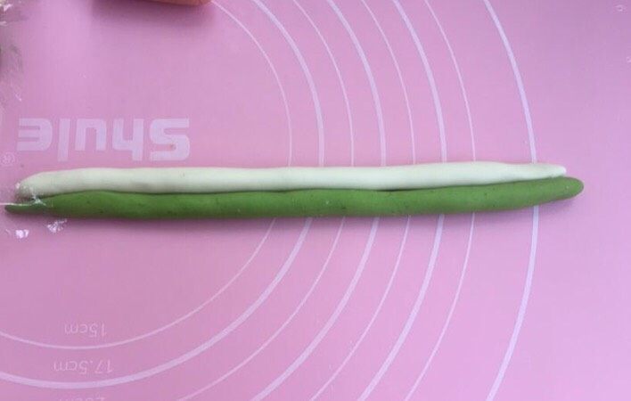 三色小馒头,再次搓长,绿白并列排放。