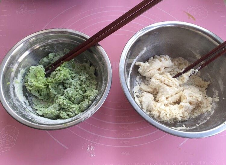 三色小馒头,然后把两色面团材料分别搅匀,静置10分钟