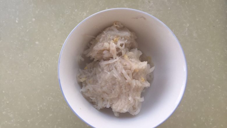 酸菜土豆条,酸菜洗净 切丝 挤干水分