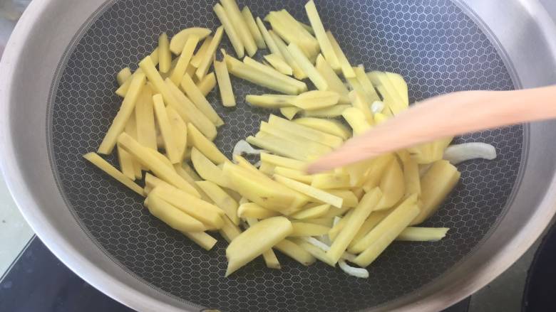 酸菜土豆条,用铲子炒匀 每个土豆条上都能有油 这样的味道好