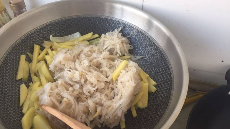 酸菜土豆条,打撒酸菜团炒匀 这个时候觉得又不够也可以加一点