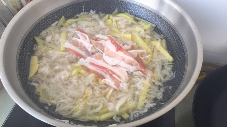 酸菜土豆条,加入<a style='color:red;display:inline-block;' href='/shicai/ 36047'>五花肉片</a> 盖上锅盖炖25分钟 先大火再小火