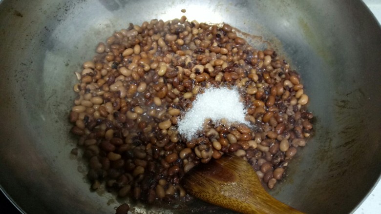 红豆沙蒸糕,将煮好的红豆放入锅中,加入20克白糖,小火炒干,用铲子按碎。