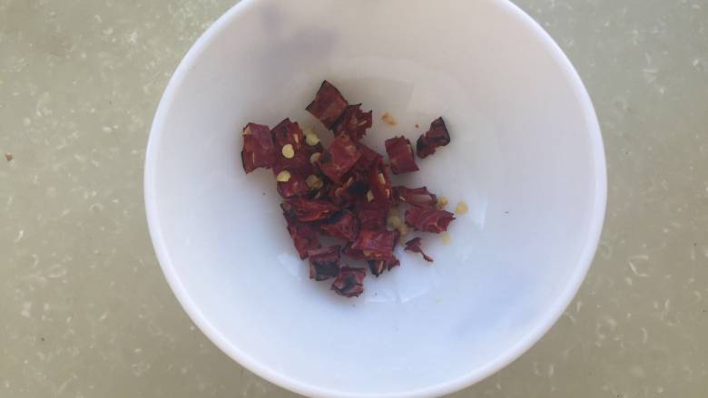 酸菜土豆条,切成细碎的小段 备用