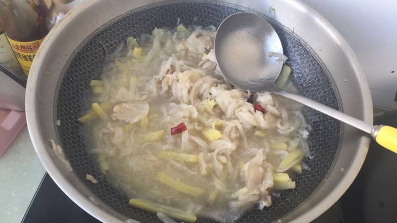 酸菜土豆条,差不多了就可以关火了 这么做出来的土豆条是有一点硬硬的口感 不是那种面唧唧感觉