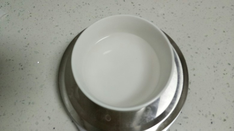 红豆沙蒸糕,根据100克粉加入70克水的比例,称260克水大约80度的开水。