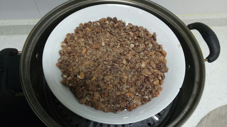 红豆沙蒸糕,搅拌至无干粉,盖上炒好的豆沙馅放入蒸锅中。