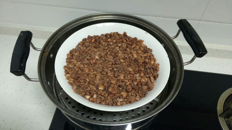 红豆沙蒸糕,大火烧开转中火蒸40分钟,关
火焖5分钟。