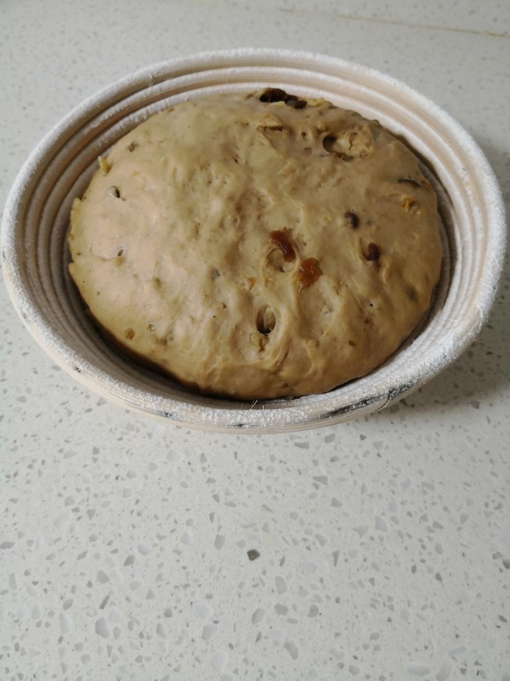 全麦红糖桂圆核桃软欧包,进行二次发酵,烤箱内放入一碗热水,将发酵蓝放入烤箱内,发酵至和藤篮一样高就可以了。